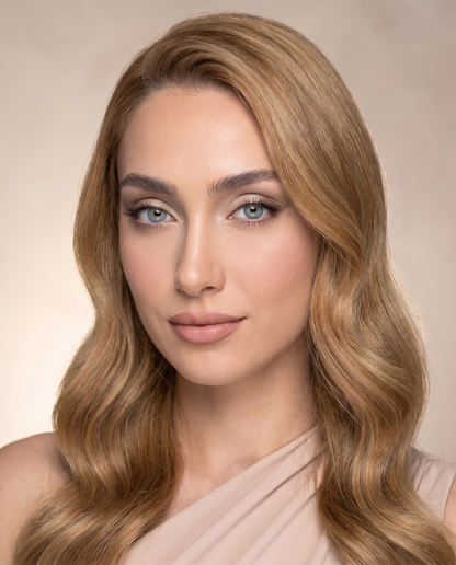Lentilles Cléopatra Blue portées par une influenceuse Velvet Cosmetics