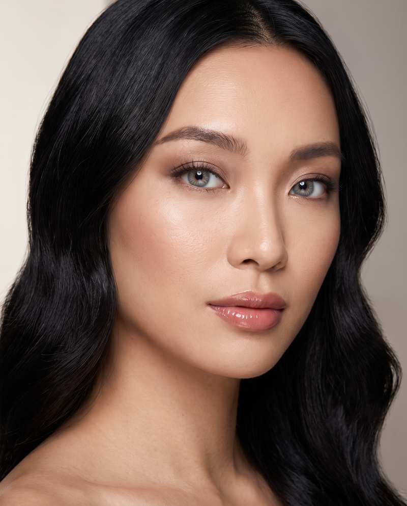 Influenceuse asiatique portant les lentilles Iris Grey Velvet Cosmetics