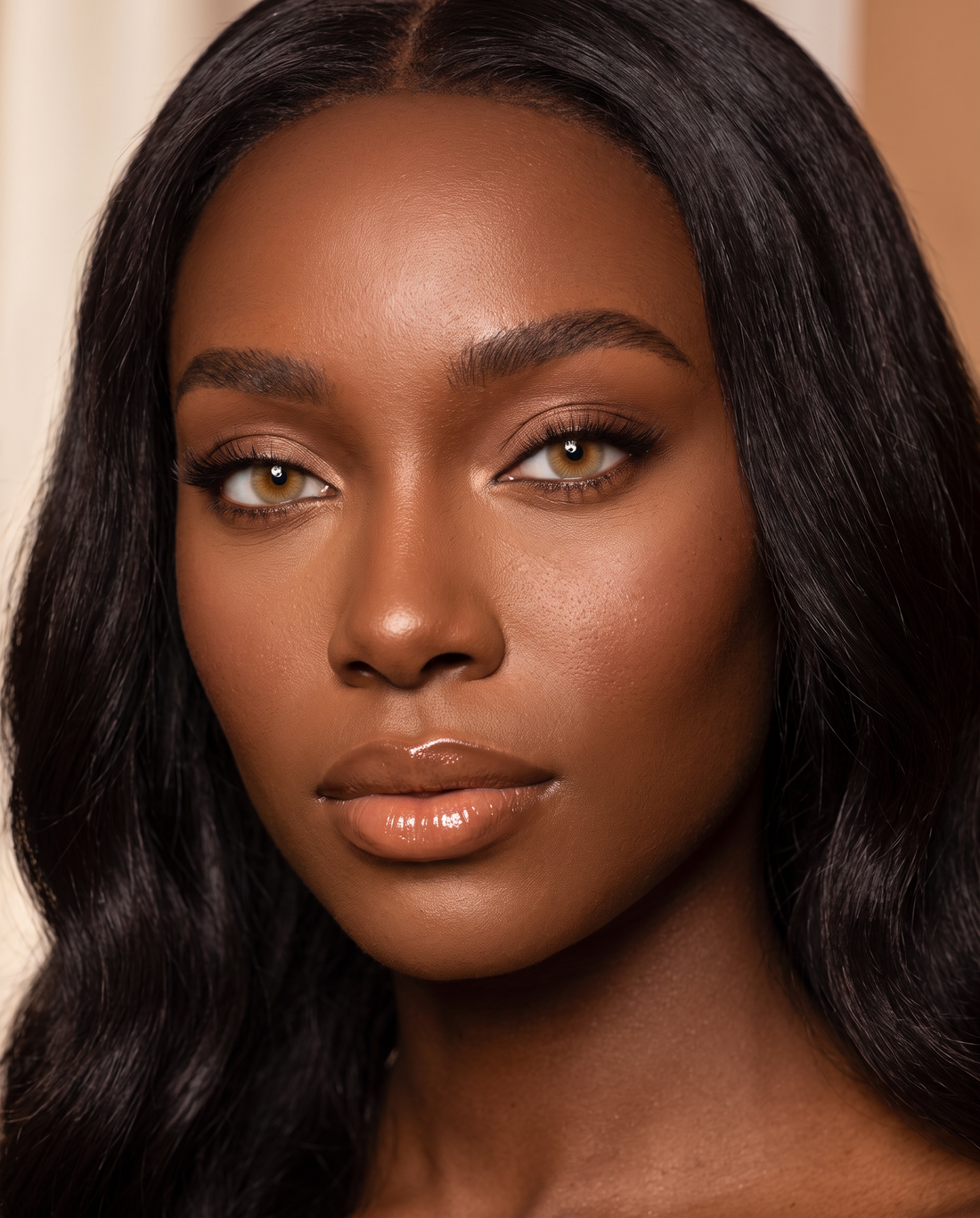 Influenceuse noire portant les lentilles Ochre Velvet Cosmetics