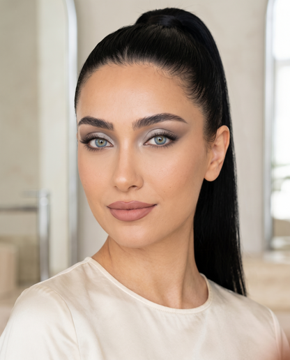 Cléopatra Blue portée par une influenceuse beauté Velvet Cosmetics