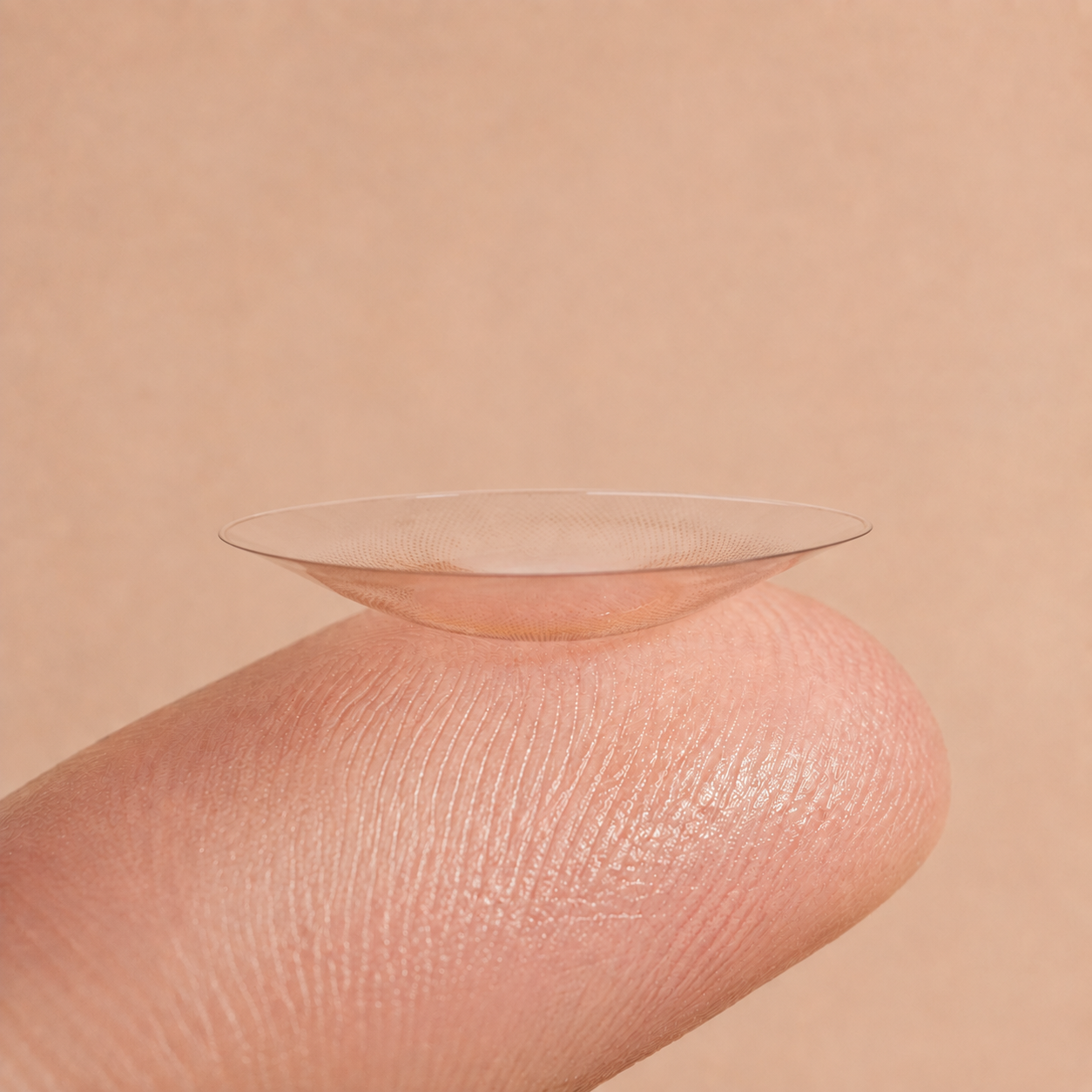 Lentille souple à l’envers avec les bords évasés sur le bout du doigt